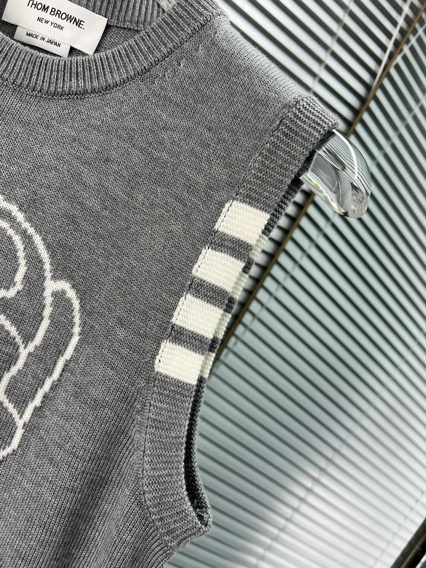 THOM BROWNE🇳🇱New Arrival 𝐃𝐞𝐭𝐚𝐢𝐥 ： TB ， ， ， ， ooookkkkkk ， ， ， ， T look jue ：Gray White Navy Blue Sizes： 0.1.2(S.M.L)